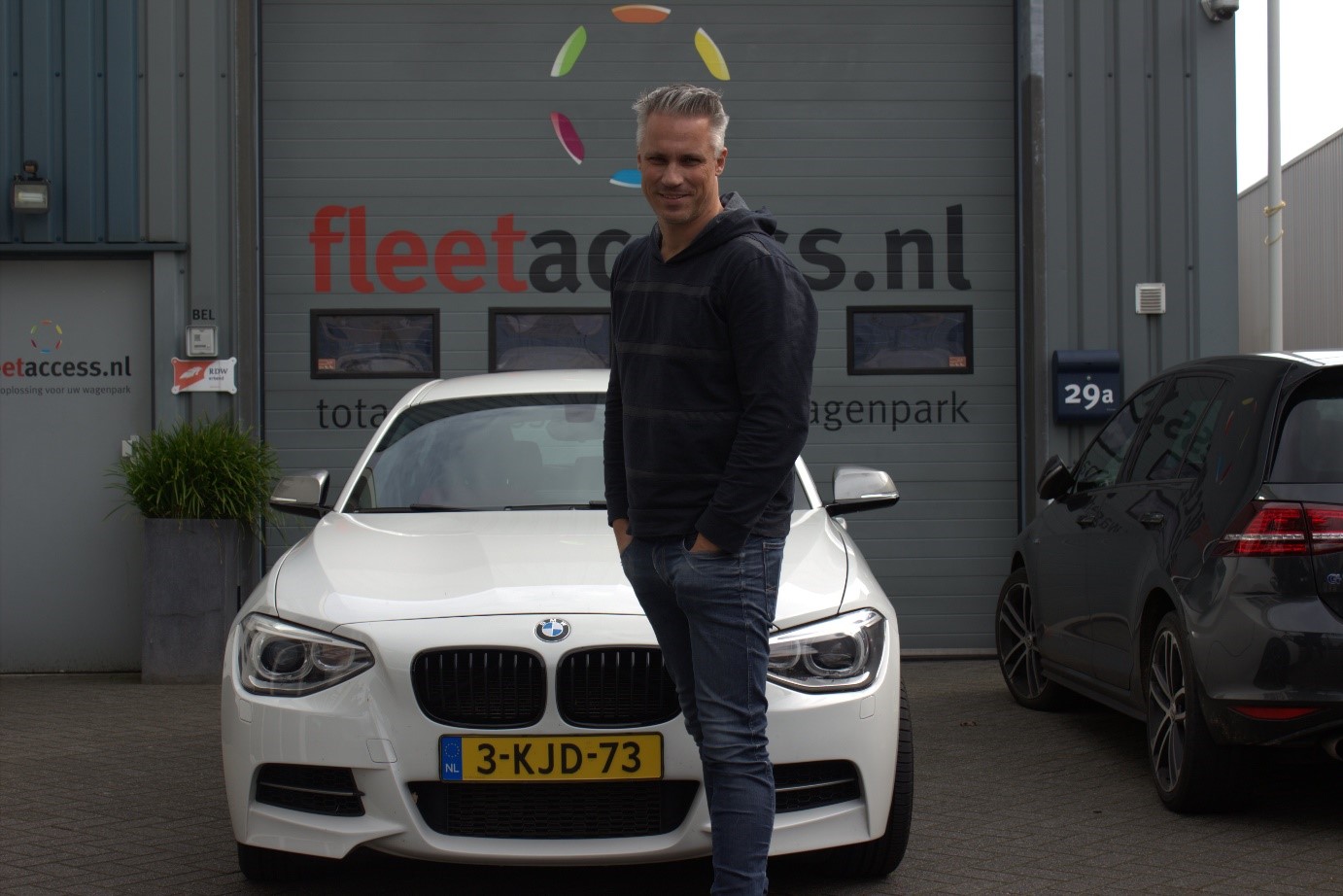 Fleetaccess installeert SCM autoalarm met hellingshoekdetectie voor Wouter Karssen Autoblog